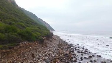 Bluff Cove, Palos Verdes Estates, Kaliforniya 'nın hava üssü dramatik uçurumlar ve dalgaların kayalık sahile çarptığı bulutlu bir günde