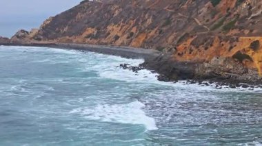 Bluff Cove, Palos Verdes Gayrimenkul 'ün hava üssü dramatik uçurumlar ve dalgaların telefoto lensleriyle kayalık sahile çarptığı bulutlu bir günde Kaliforniya' da.