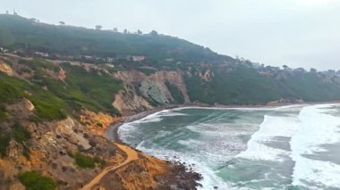 Bluff Cove, Palos Verdes Estates, Kaliforniya 'nın hava üssü dramatik uçurumlar ve dalgaların kayalık sahile çarptığı bulutlu bir günde