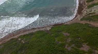 Düz Nokta Sahili ve Düz Nokta Kayası 'nın havadan çekimi, Palos Verdes Evleri, Kaliforniya, bulutlu bir günde dalgalar engebeli kıyı şeridine çarpıyor.