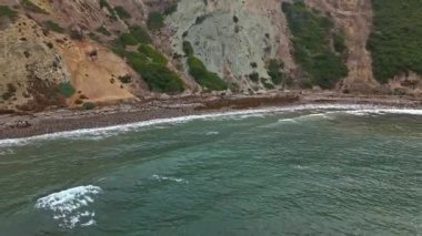 Bluff Cove, Palos Verdes Estates, Kaliforniya 'nın hava görüntüleri dramatik uçurumlar ve dalgaların kayalık sahile çarptığı bulutlu bir günde