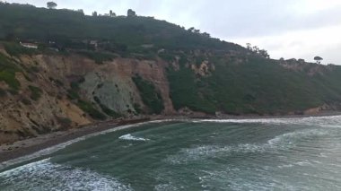 Bluff Cove, Palos Verdes Estates, Kaliforniya 'nın hava yörüngesi dramatik uçurumlar ve dalgaların kayalık sahile çarptığı bulutlu bir günde