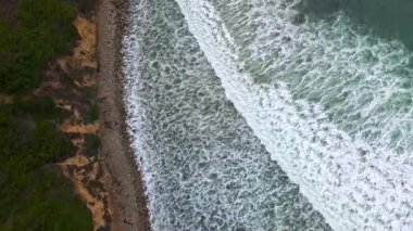 Sisli bir günde dalgaların Bluff Cove, Palos Verdes Estates, Kaliforniya 'ya inişi.