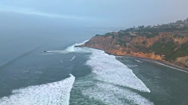 Havadan, dalgaların engebeli kıyı şeridine çarptığı bulutlu bir günde Palos Verdes Emlak, Kaliforniya 'daki Düz Noktalı Kaya ve Düz Nokta Kaya' yı gösteriyor.