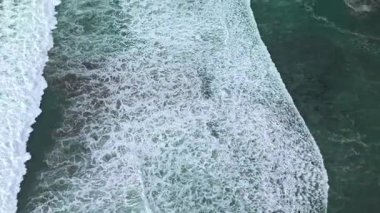 Sisli bir günde dalgaların Bluff Cove, Palos Verdes Estates, Kaliforniya 'ya inişi.