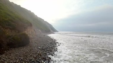 Bluff Cove, Palos Verdes Gayrimenkul, Kaliforniya 'da sisli bir günde dramatik uçurumlar ve dalgalar kayalık sahile çarpıyor.