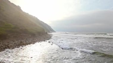 Bluff Cove, Palos Verdes Estates, Kaliforniya 'nın hava üssü dramatik uçurumlar ve dalgaların kayalık sahile çarptığı bulutlu bir günde