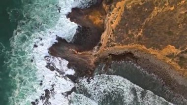 Bluff Cove, Palos Verdes Gayrimenkul 'ün yüksek irtifa hava akı. Sisli bir günde dramatik uçurumlar ve dalgalar kayalık sahile çarpıyor.