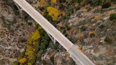 Angeles Orman Yolu boyunca uzanan Büyük Tujunga Narrows Köprüsü Havalimanı, Angeles Ulusal Ormanı, Kaliforniya, canlı sonbahar yeşillikleri ve görkemli dağ manzaraları sergilenmektedir..