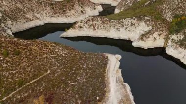 Büyük Tujunga Barajı ve Büyük Tujunga Barajı 'nın hava manzarası, Angeles Ulusal Ormanı, Kaliforniya, canlı sonbahar yaprakları ve görkemli dağ manzaraları.