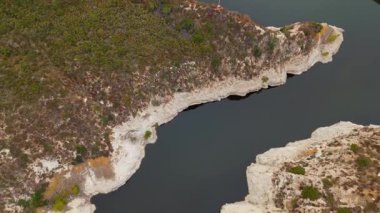 Büyük Tujunga Barajı ve Büyük Tujunga Barajı 'nın hava manzarası, Angeles Ulusal Ormanı, Kaliforniya, canlı sonbahar yaprakları ve görkemli dağ manzaraları.