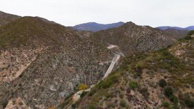 Büyük Tujunga Narrows Köprüsü 'nün Angeles Orman Otoyolu, Angeles Ulusal Ormanı, Kaliforniya' daki hava yörüngesinde canlı sonbahar yaprakları ve görkemli dağ manzaraları sergilenmektedir..