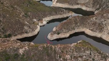 Büyük Tujunga Barajı ve Büyük Tujunga Barajı 'nın hava manzarası, Angeles Ulusal Ormanı, Kaliforniya, canlı sonbahar yaprakları ve görkemli dağ manzaraları.