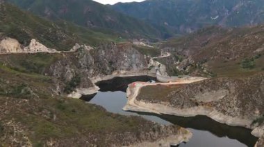 Büyük Tujunga Barajı ve Büyük Tujunga Barajı 'nın hava manzarası, Angeles Ulusal Ormanı, Kaliforniya, canlı sonbahar yaprakları ve görkemli dağ manzaraları.