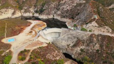 Büyük Tujunga Barajı, Angeles Ulusal Ormanı, Kaliforniya 'nın hava yörüngesinde canlı sonbahar yaprakları ve görkemli dağ manzaraları sergileniyor..