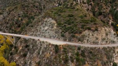 Angeles Orman Otoyolu, Angeles Ulusal Ormanı, Kaliforniya 'nın hava manzarası canlı sonbahar yaprakları ve görkemli dağ manzaraları sergiliyor..