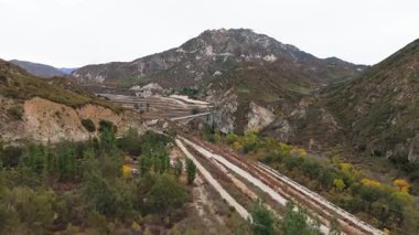 Los Angeles Ulusal Ormanı, Kaliforniya 'daki Büyük Tujunga Köprüsü ve Josephine Tepesi' nin hava manzarasında canlı sonbahar yaprakları ve görkemli dağ manzaraları sergilenmektedir..