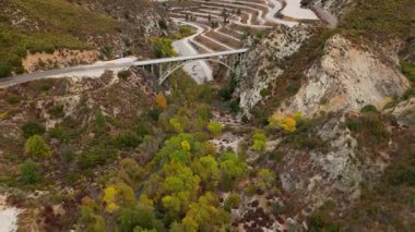 Los Angeles Ulusal Ormanı, Kaliforniya 'daki Büyük Tujunga Köprüsü ve Josephine Tepesi' nin hava manzarasında canlı sonbahar yaprakları ve görkemli dağ manzaraları sergilenmektedir..
