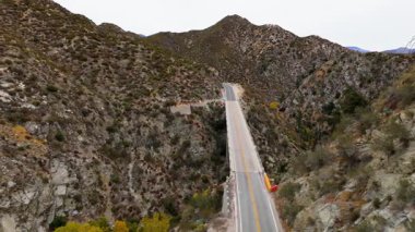Büyük Tujunga Narrows Köprüsü 'nün Angeles Orman Otoyolu, Angeles Ulusal Ormanı, Kaliforniya' daki hava yörüngesinde canlı sonbahar yaprakları ve görkemli dağ manzaraları sergilenmektedir..