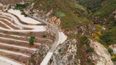 Los Angeles Ulusal Ormanı, Kaliforniya 'daki Büyük Tujunga Köprüsü ve Büyük Tujunga Köprüsü' nün hava manzarası canlı sonbahar yeşillikleri ve görkemli dağ manzaralarını gözler önüne seriyor..