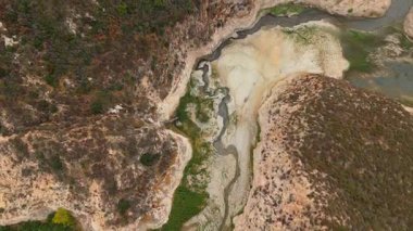 Büyük Tujunga Reservoir, Angeles Ulusal Ormanı, Kaliforniya 'nın en tepedeki hava manzarası, canlı sonbahar yeşillikleri ve görkemli dağ manzaraları..