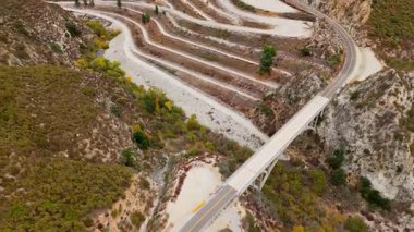 Büyük Tujunga Köprüsü ve Josephine Tepesi 'nin Los Angeles Ulusal Ormanı, Kaliforniya' daki hava gösteriminde canlı sonbahar yaprakları ve görkemli dağ manzaraları sergilenmektedir..