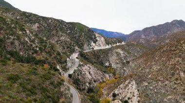 Angeles Orman Otoyolu, Angeles Ulusal Ormanı, Kaliforniya 'nın hava manzarası canlı sonbahar yaprakları ve görkemli dağ manzaraları sergiliyor..