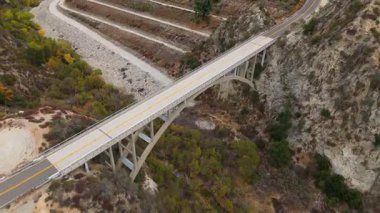 Los Angeles Ulusal Ormanı, Kaliforniya 'daki Büyük Tujunga Köprüsü ve Josephine Tepesi' nin hava manzarasında canlı sonbahar yaprakları ve görkemli dağ manzaraları sergilenmektedir..