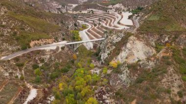 Los Angeles Ulusal Ormanı, Kaliforniya 'daki Büyük Tujunga Köprüsü ve Büyük Tujunga Köprüsü' nün hava manzarası canlı sonbahar yeşillikleri ve görkemli dağ manzaralarını gözler önüne seriyor..