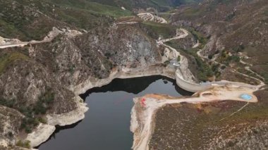 Büyük Tujunga Barajı ve Büyük Tujunga Barajı 'nın hava manzarası, Angeles Ulusal Ormanı, Kaliforniya, canlı sonbahar yaprakları ve görkemli dağ manzaraları.