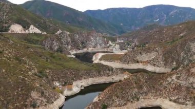 Büyük Tujunga Barajı ve Büyük Tujunga Barajı 'nın hava manzarası, Angeles Ulusal Ormanı, Kaliforniya, canlı sonbahar yaprakları ve görkemli dağ manzaraları.