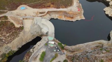 Büyük Tujunga Barajı ve Büyük Tujunga Barajı 'nın hava manzarası, Angeles Ulusal Ormanı, Kaliforniya, canlı sonbahar yaprakları ve görkemli dağ manzaraları.
