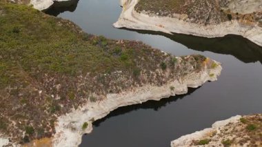 Büyük Tujunga Barajı ve Büyük Tujunga Barajı 'nın hava manzarası, Angeles Ulusal Ormanı, Kaliforniya, canlı sonbahar yaprakları ve görkemli dağ manzaraları.
