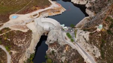 Büyük Tujunga Barajı ve Büyük Tujunga Barajı 'nın hava manzarası, Angeles Ulusal Ormanı, Kaliforniya, canlı sonbahar yaprakları ve görkemli dağ manzaraları.