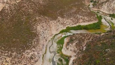 Büyük Tujunga Barajı ve Büyük Tujunga Barajı 'nın hava manzarası, Angeles Ulusal Ormanı, Kaliforniya, canlı sonbahar yaprakları ve görkemli dağ manzaraları.