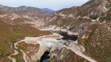 Büyük Tujunga Barajı ve Büyük Tujunga Barajı 'nın hava manzarası, Angeles Ulusal Ormanı, Kaliforniya, canlı sonbahar yaprakları ve görkemli dağ manzaraları.
