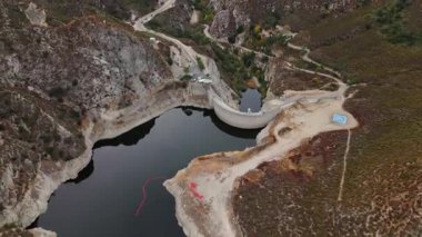 Büyük Tujunga Barajı ve Büyük Tujunga Barajı 'nın havadan çekilmiş görüntüleri, Angeles Ulusal Ormanı, Kaliforniya, canlı sonbahar yaprakları ve görkemli dağ manzaraları sergilenmektedir..