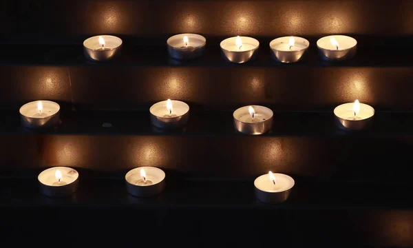 Många Brinnande Ljus Kyrkan — Stockfoto