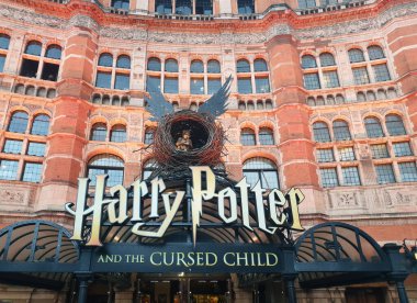 LONDON, UNITED KINGDOM - 08 Ocak 2023: Harry Potter ve Lanetli Çocuk, Londra 'daki Saray Tiyatrosu, Birleşik Krallık