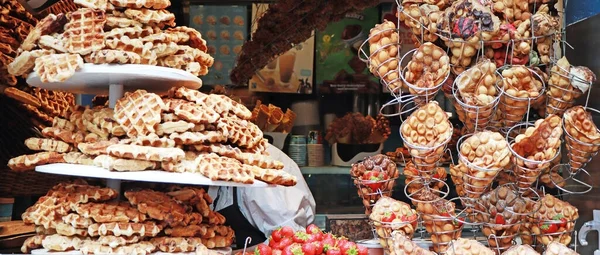 Bir sürü taze Belçika waffle 'ı serpiştirilmiş toz şeker. 