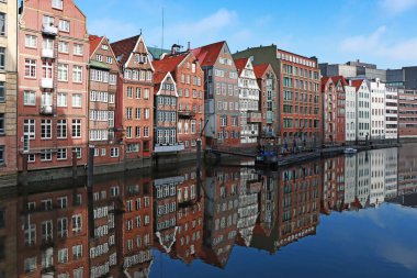Hamburg, Almanya 'da bir kanal boyunca uzanan binaların manzarası