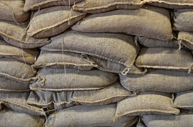 Bilinmeyen içeriklerle dolu top çuvalları.