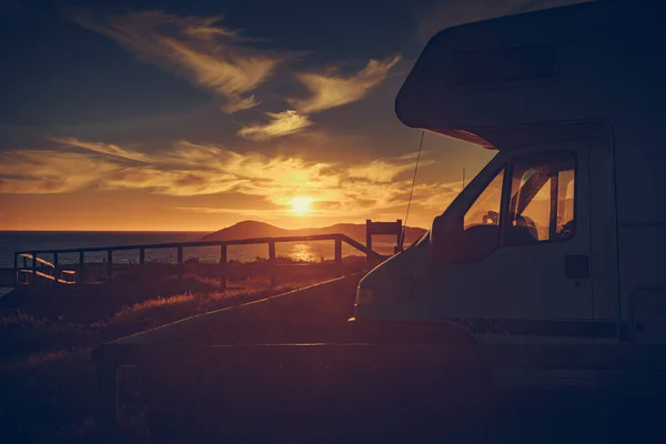 在日落时分 在西班牙地中海沿岸的野营车 位于Murcia地区Calblanque区域公园的Cala Magre 度假和驾车回家旅行 — 图库照片