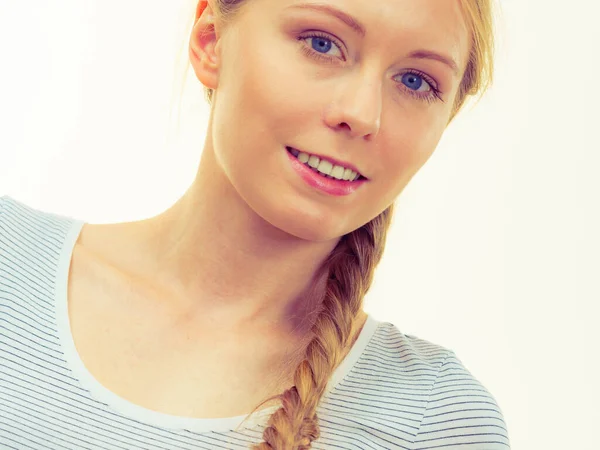 Portret Van Een Lachend Blond Meisje Met Vlechthaar Haarverzorging Haarstyling — Stockfoto