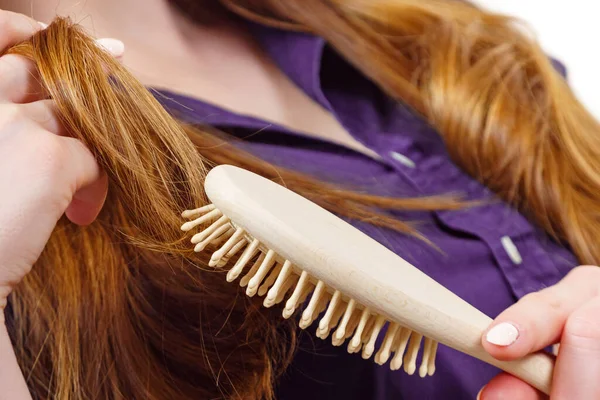 Νεαρή Γυναίκα Χτενίζει Μακριά Υγιή Καστανά Μαλλιά Χρησιμοποιώντας Βούρτσα Φροντίδα — Φωτογραφία Αρχείου