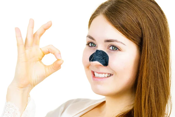 Женщина Надевает Очищающие Полоски Нос Используя Поры Очищающие Текстильную Маску — стоковое фото
