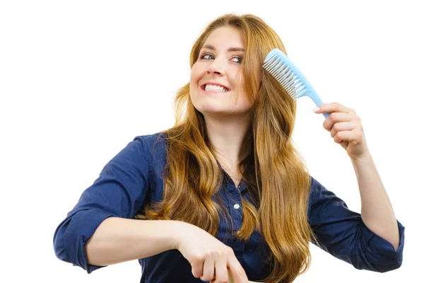 Молодая Счастливая Женщина Расчесывает Длинные Здоровые Каштановые Волосы Используя Расческу — стоковое фото