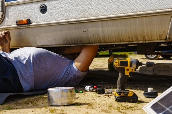 Hombre Acostado Suelo Reparando Fondo Del Vehículo Caravana —  Fotos de Stock