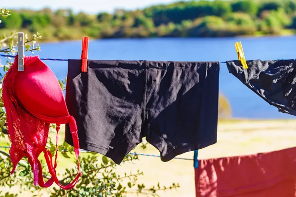 Çamaşır Ipinde Kurumaya Bırakılmış Giysiler Tatil Gezisinde Kamp Yapmak — Stok fotoğraf