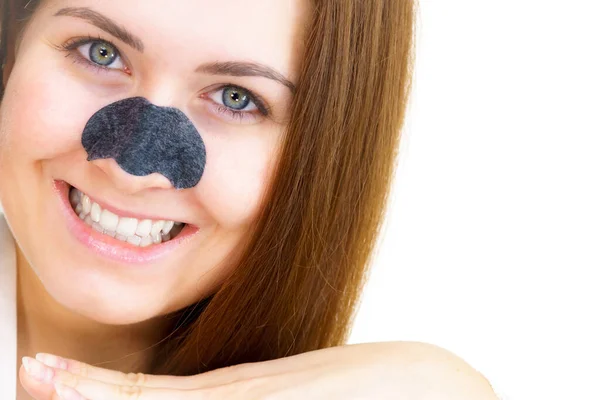 Женщина Надевает Очищающие Полоски Нос Используя Поры Очищающие Текстильную Маску — стоковое фото